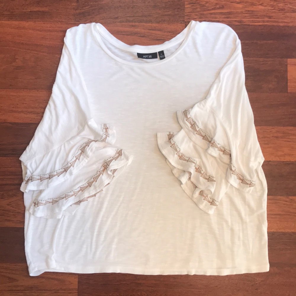 Cropped, ruffled T